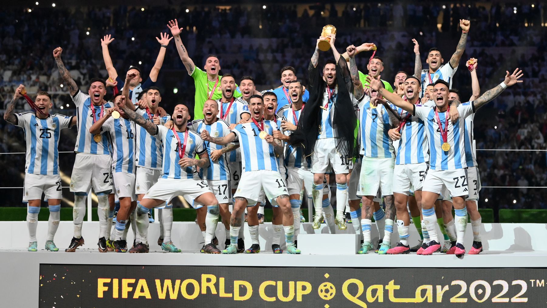 Messi levanta la copa del mundo. (Getty)