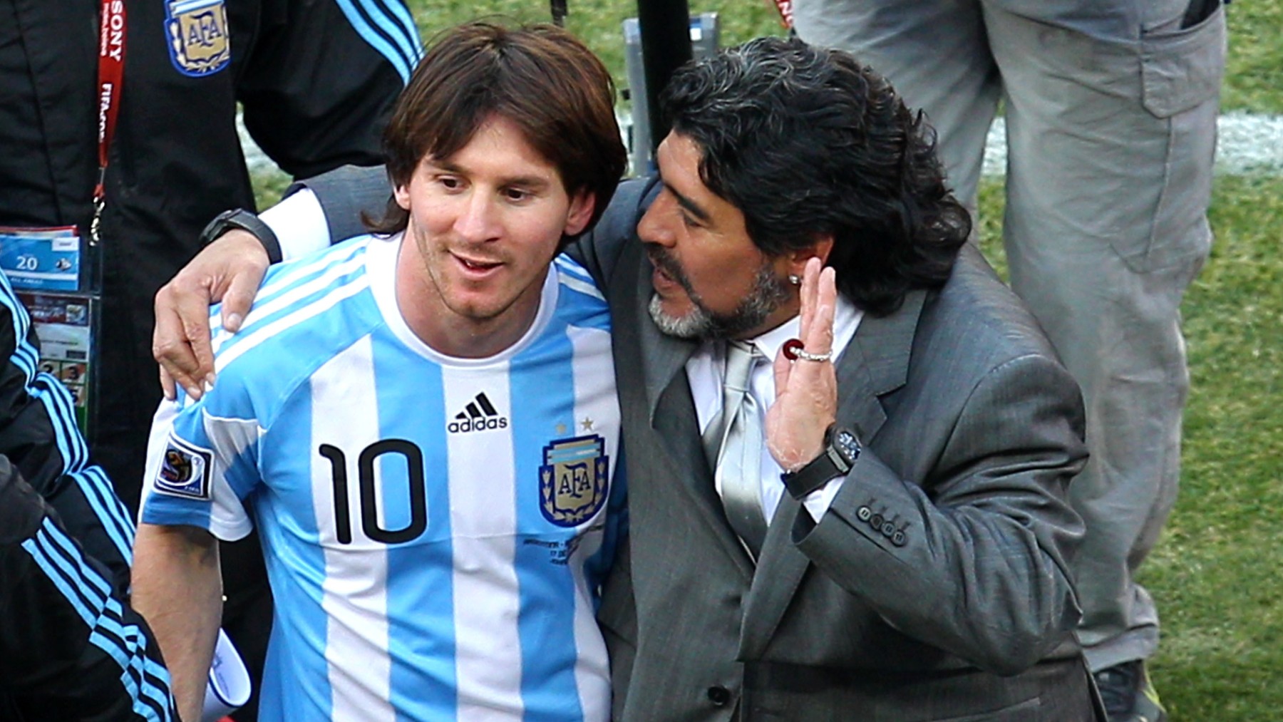 Messi y Maradona, tras un partido en el Mundial de 2010. (Getty)