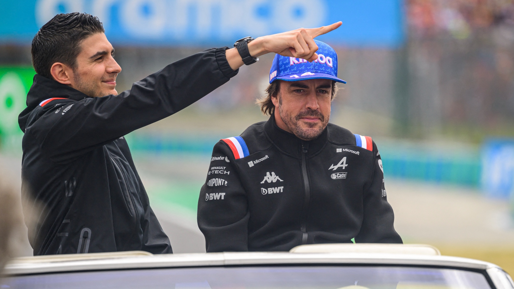 Esteban Ocon y Fernando Alonso. (AFP)