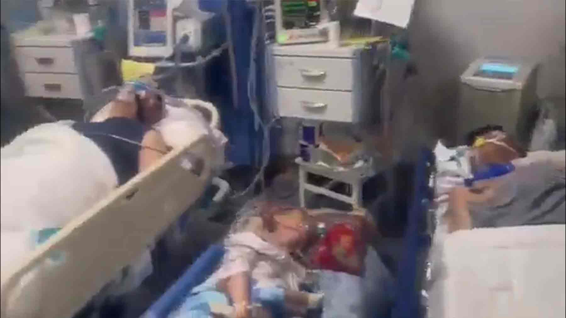 Pacientes en el suelo en un hospital chino.