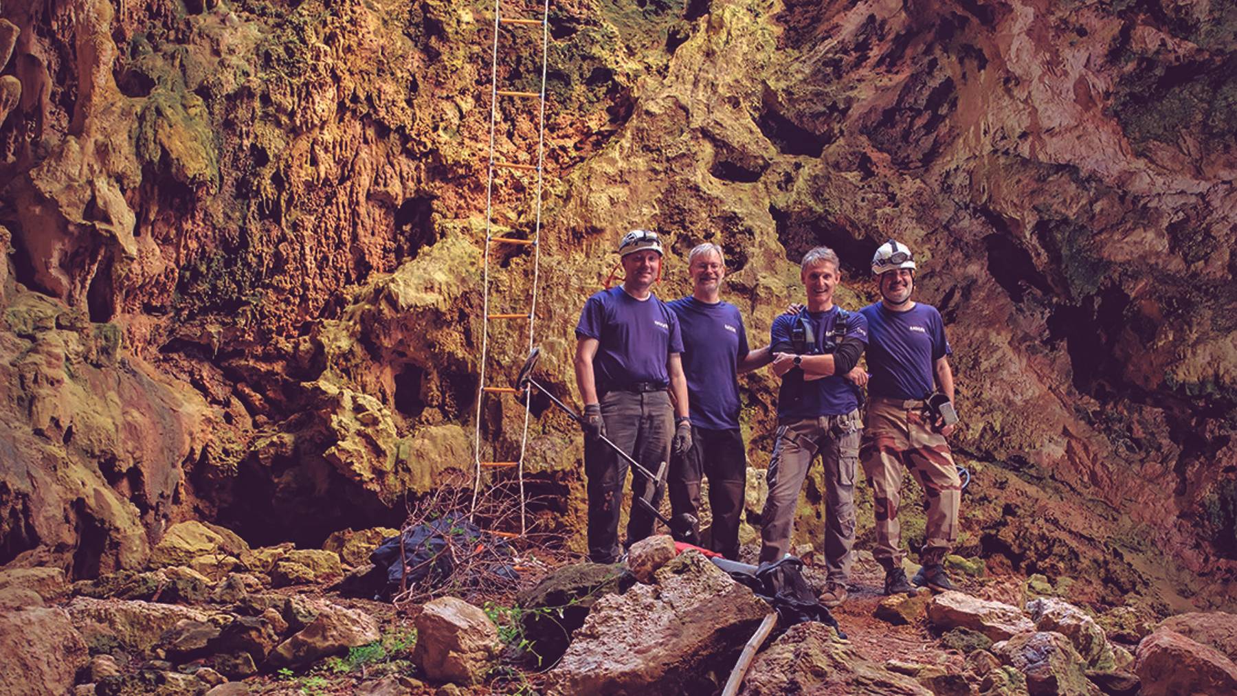 Frédéric Lemaire junto a parte de su equipo arqueológico en una cueva de Cabrera.