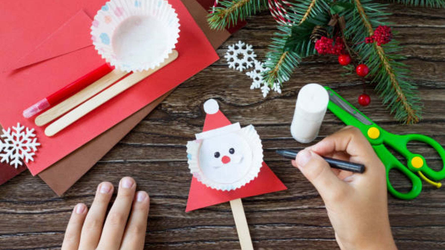 Descubre las ideas de manualidades navideñas que puedes hacer con los niños