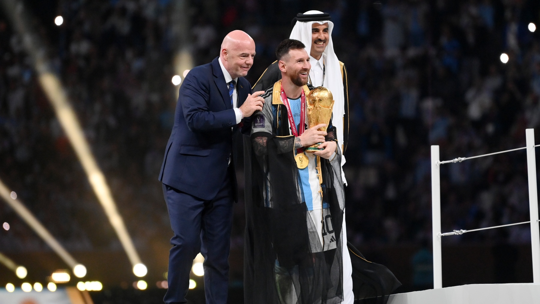 Messi, con la túnica antes de levantar la copa de campeón del mundo.