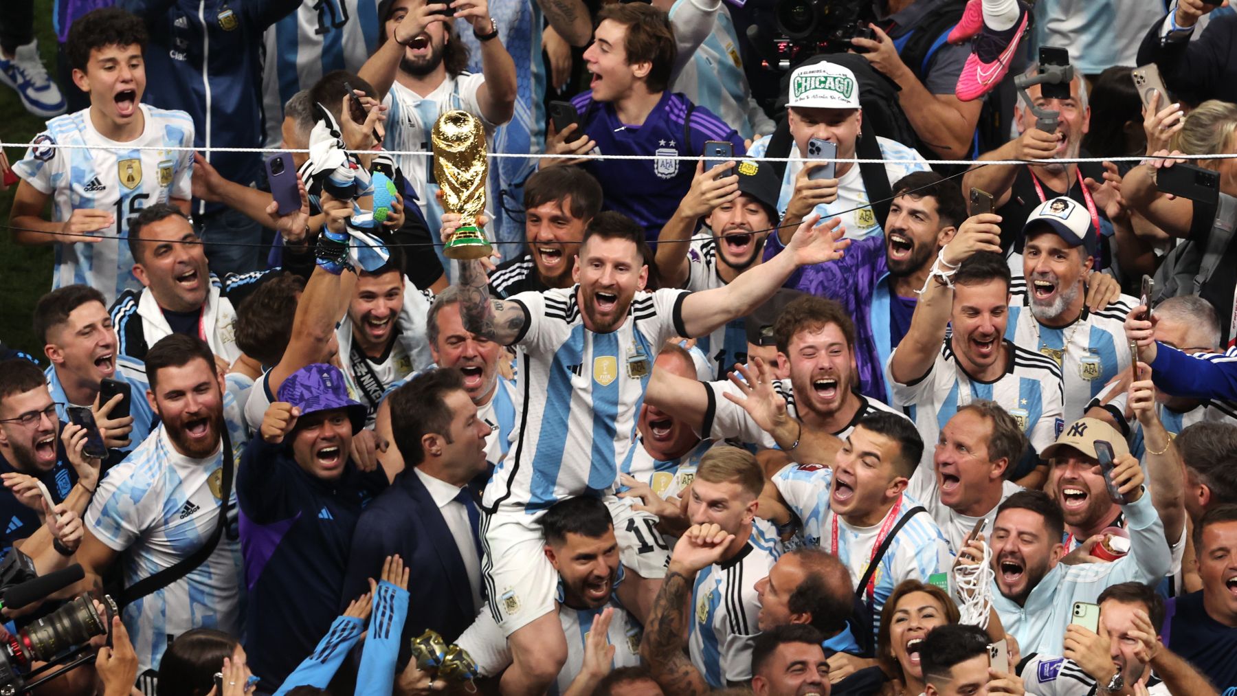 Messi subido en hombros por Agüero.