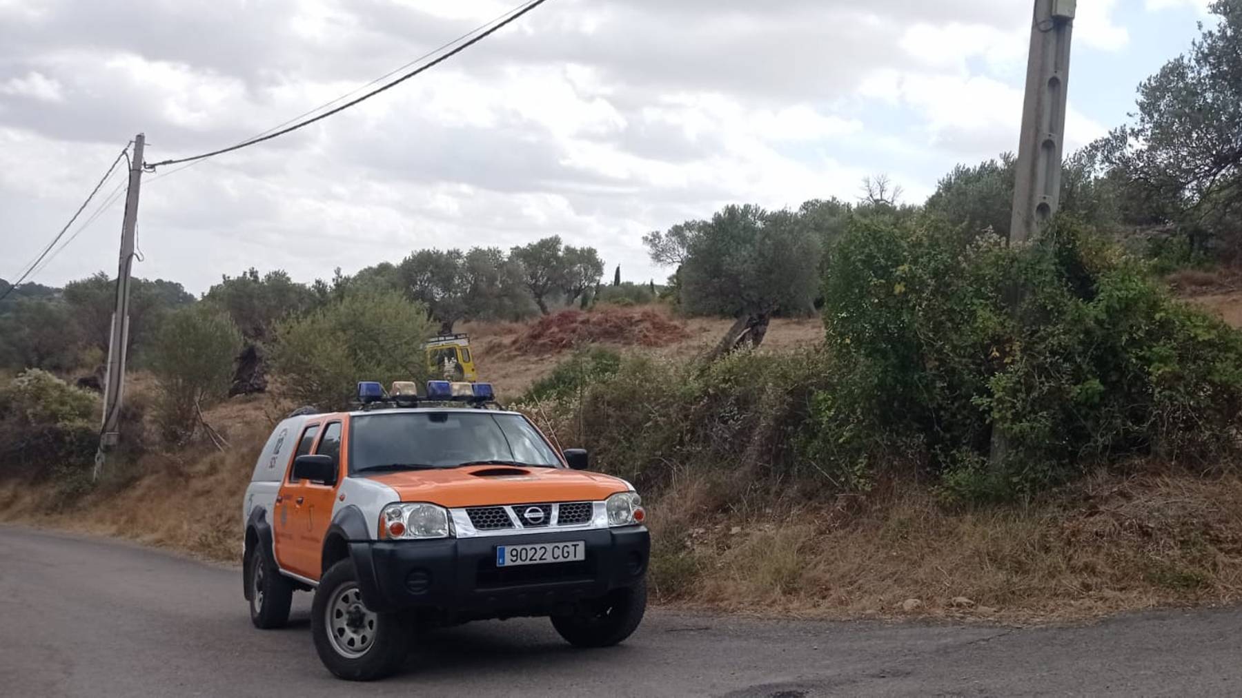 Vehículo de Protección Civil en la carretera de Selva a Mancor.