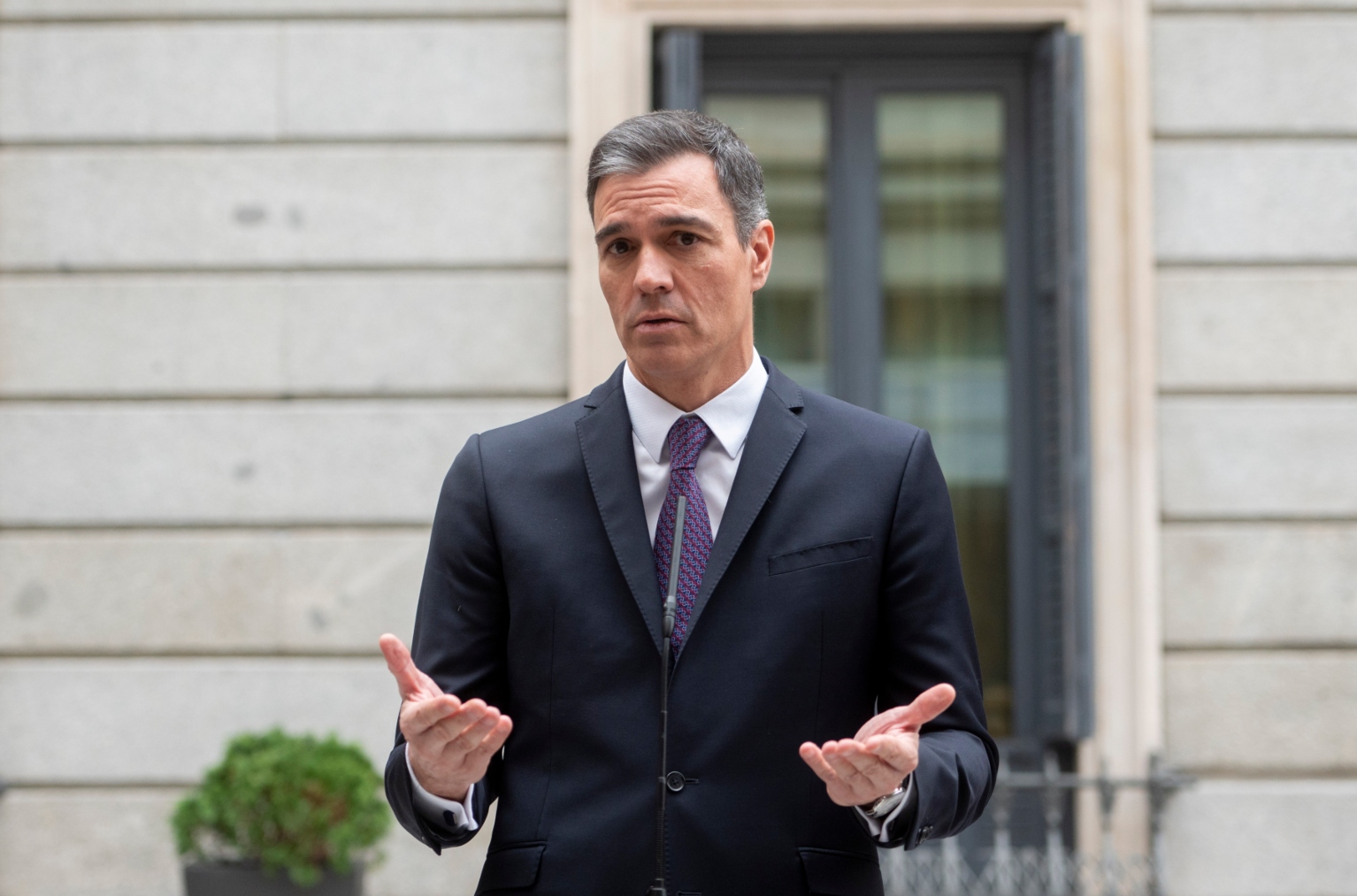 Pedro Sánchez a las puertas del Congreso de los Diputados.