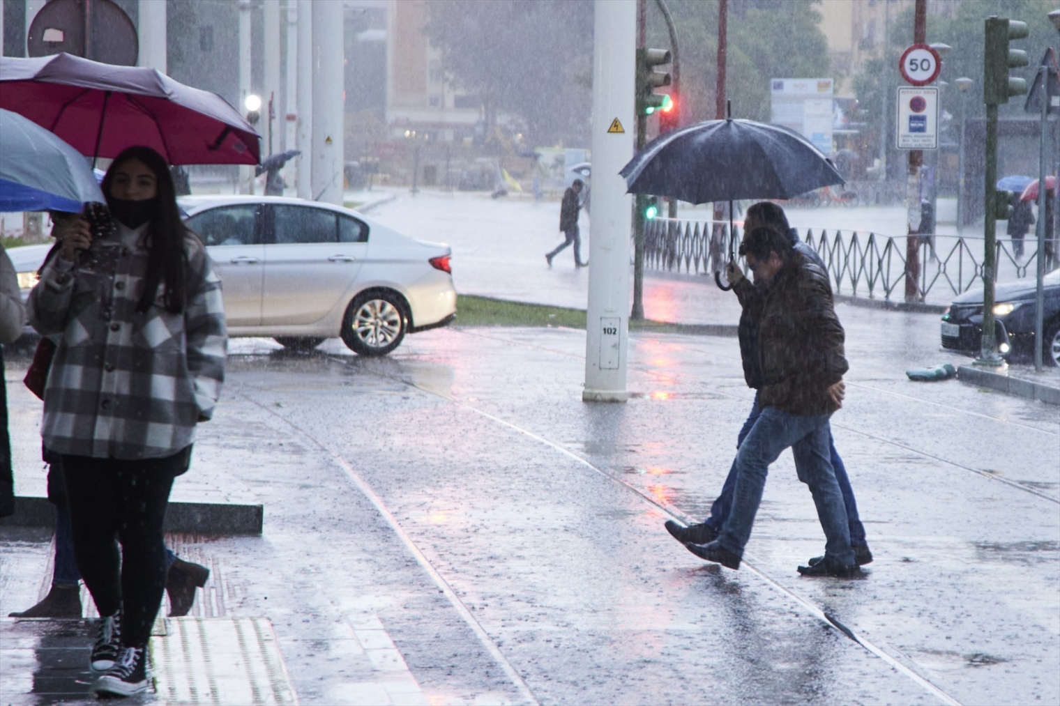 Dos personas se protegen bajo la lluvia en Sevilla