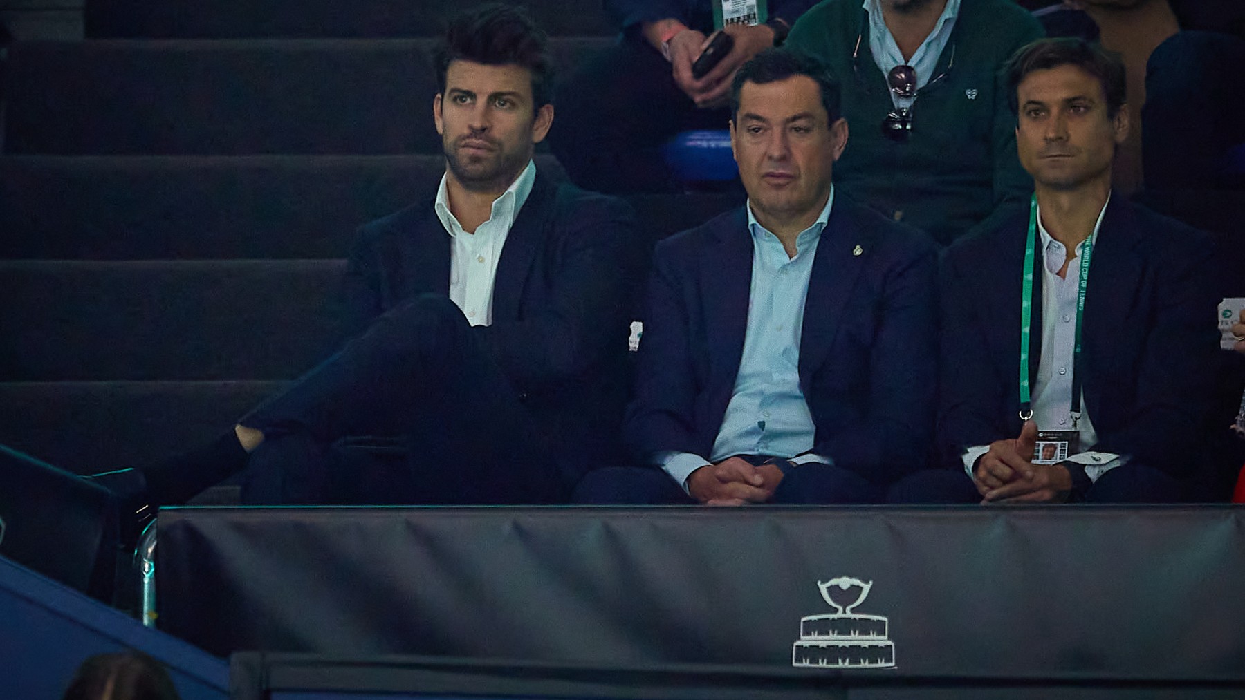 Piqué, junto a Juanma Moreno y David Ferrer en un partido de la Copa Davis 2022 en Málaga. (Getty)