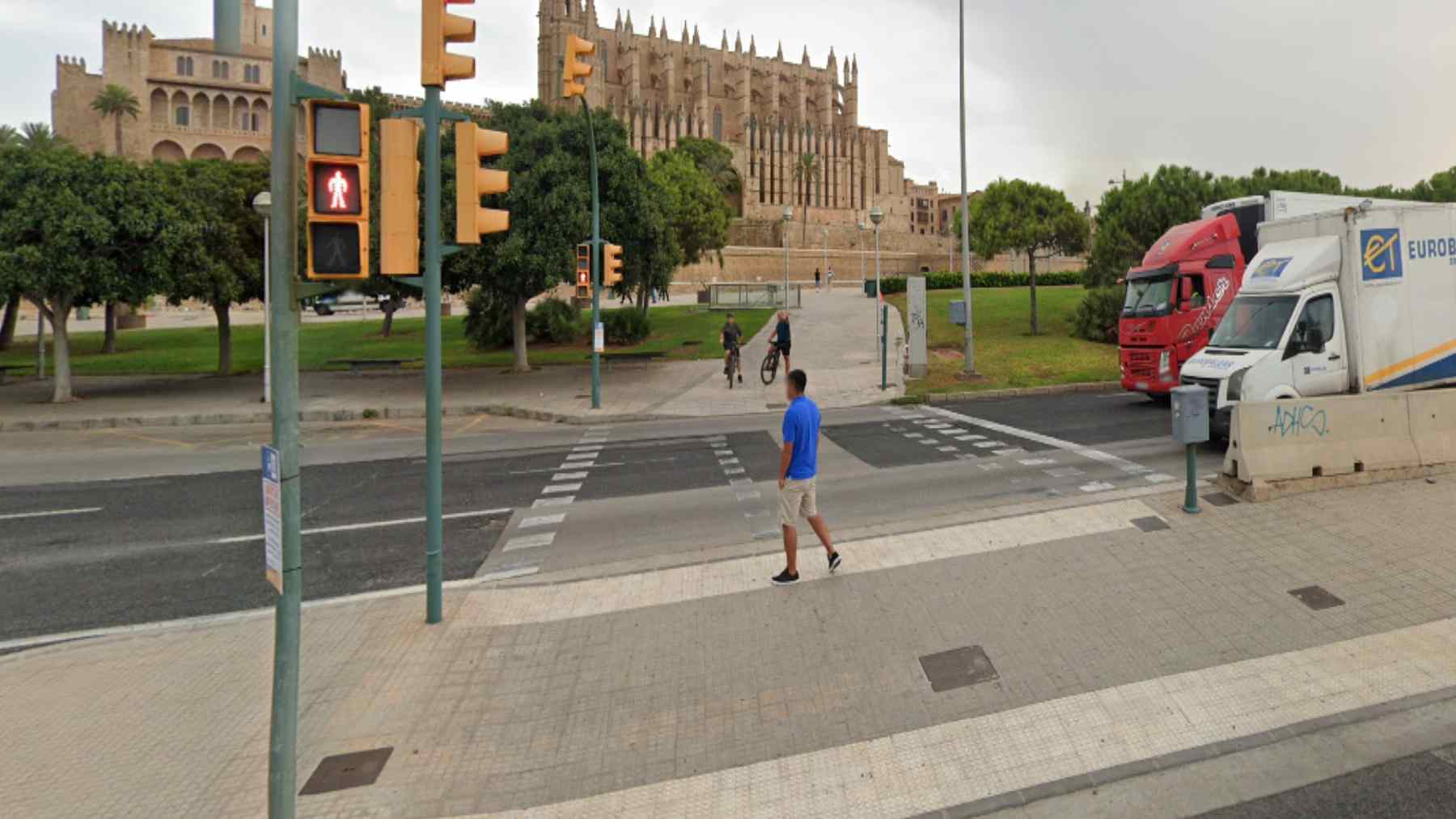 Paso de cebra en el Paseo Marítimo de Palma frente a la Catedral.