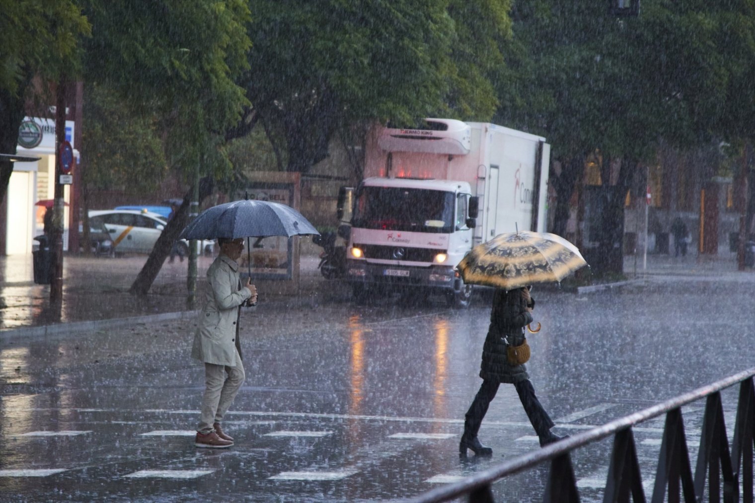 Varias personas caminan bajo un paraguas (Foto: EP)