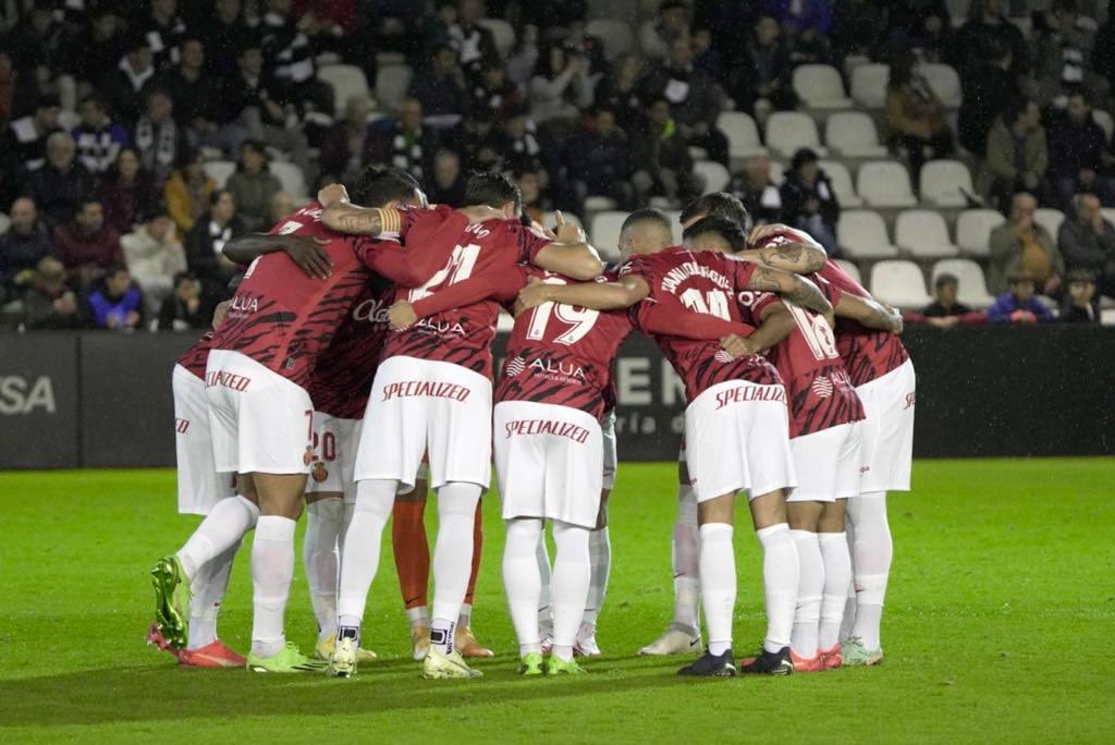 Los jugadores, antes del partido de ayer