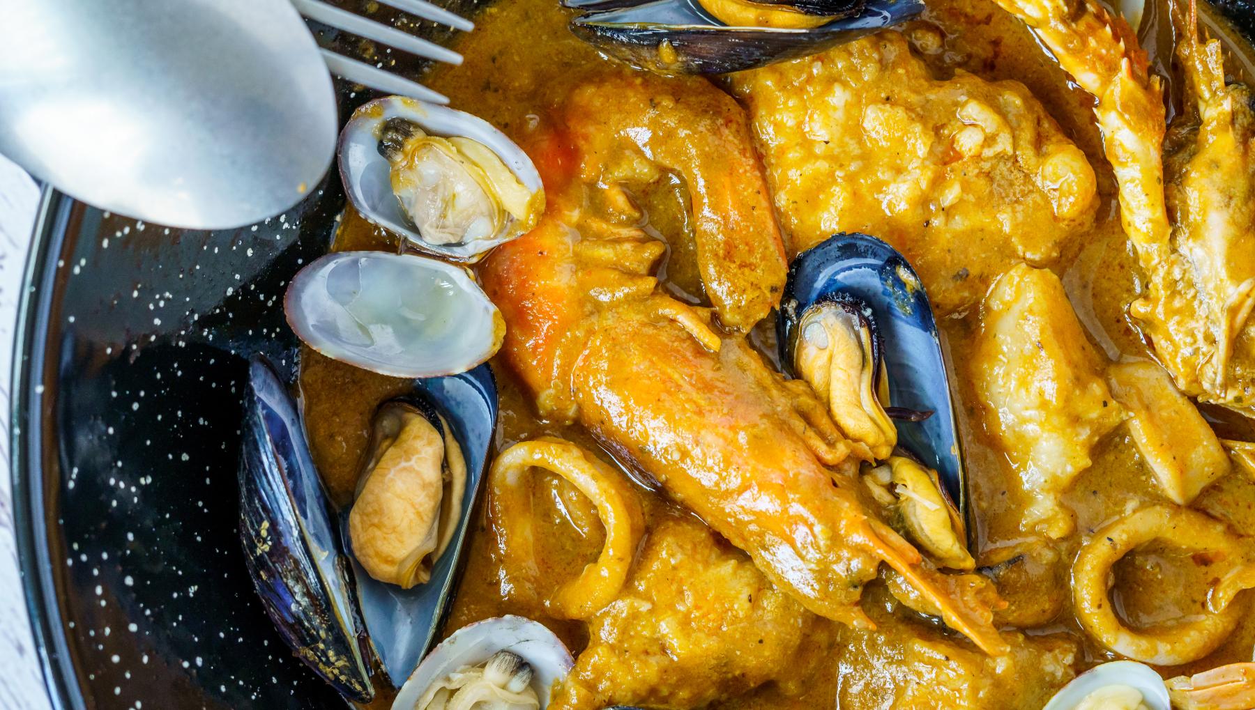 https://okdiario.com/img/2022/12/21/receta-rapida-de-sopa-de-pescado-y-marisco-para-navidad.jpg
