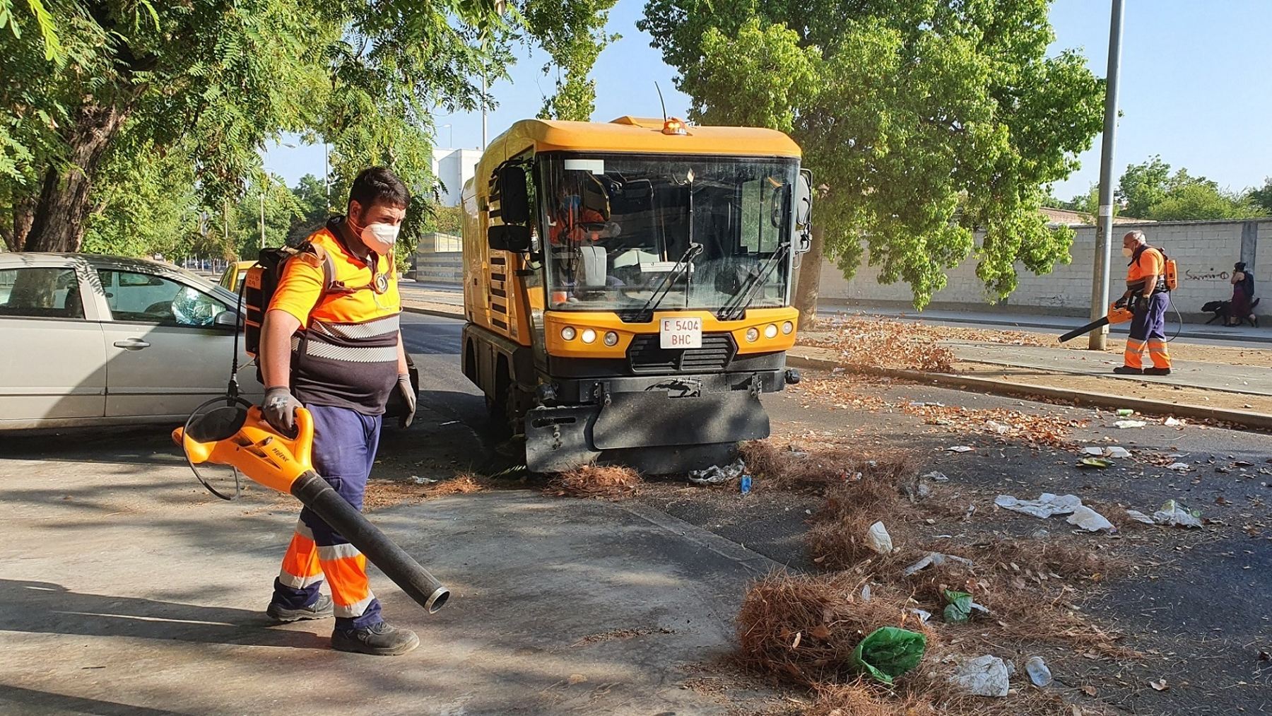 Trabajadores de Lipasam en el Polígono Sur (AYUNTAMIENTO DE SEVILLA).