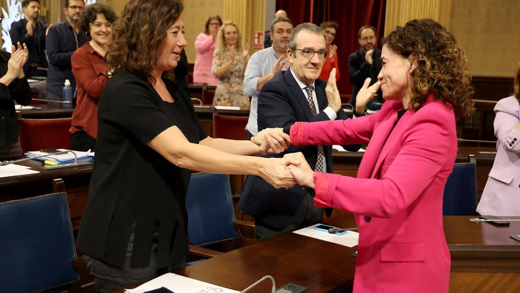 La presidenta Armengol felicita a la consellera de Hacienda, Rosario Sánchez.