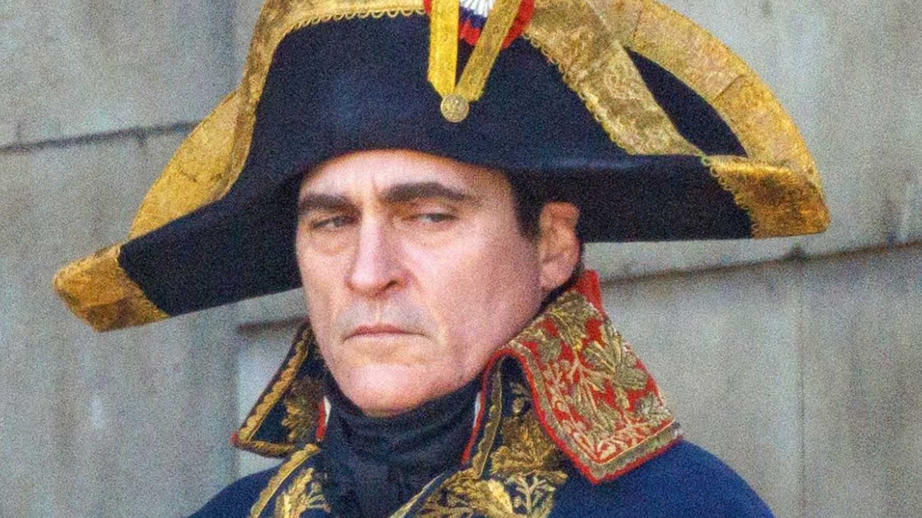 Joaquin Phoenix caracterizado como Napoleón