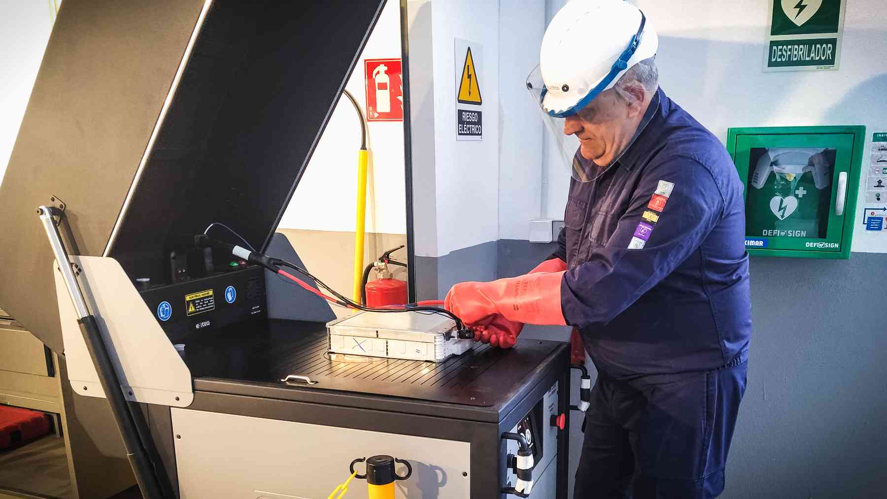 Un operario trabaja en el  laboratorio de baterías de Alto Voltaje de Nissan Nigorra Baleares.