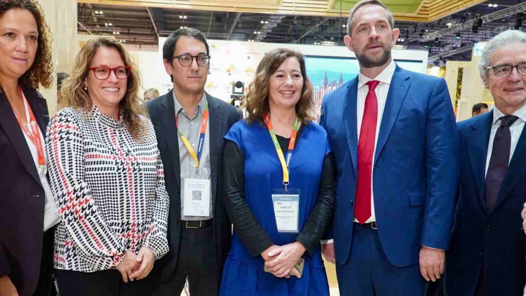 La presidenta del Govern, Francina Armengol y el conseller, Iago Negueruela, en la pasada edición de la World Travel Market.