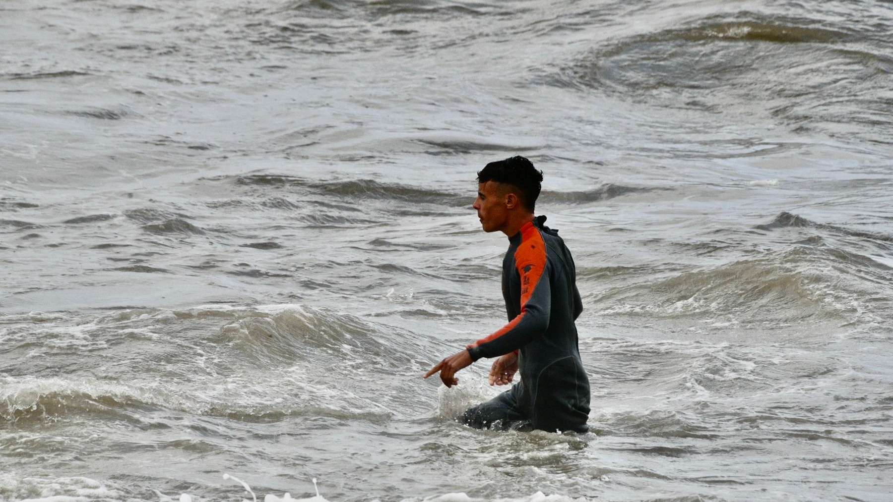Un inmigrante ilegal camina al llegar a la orilla de la playa de El Tarajal, en Ceuta (EUROPA PRESS).