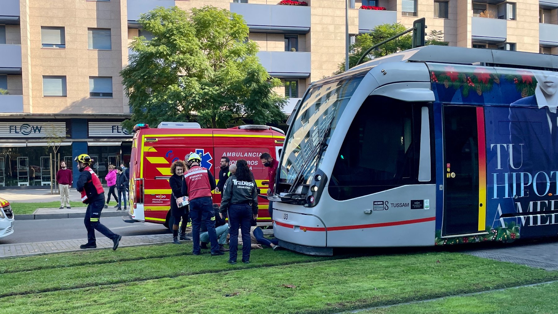 Imagen del incidente entre dos ancianos y el tranvía de Sevilla (EUROPA PRESS).