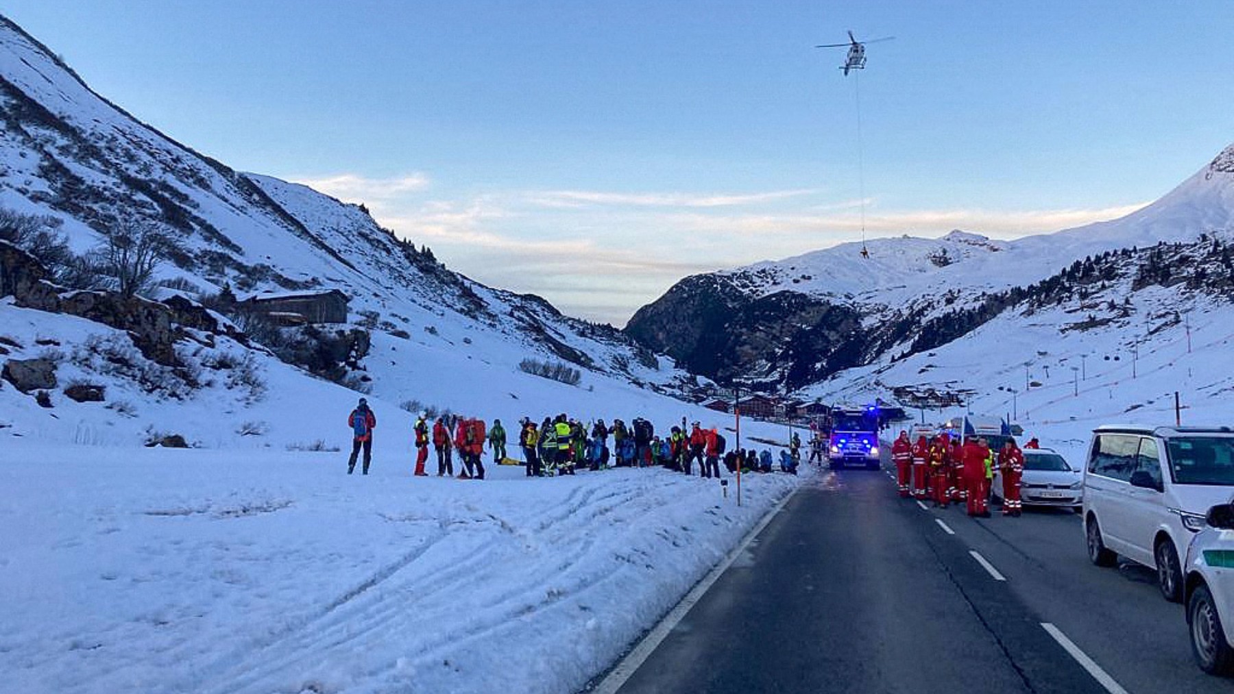Los servicios de emergencia trabajan en la zona de la avalancha en Austria. (AFP)