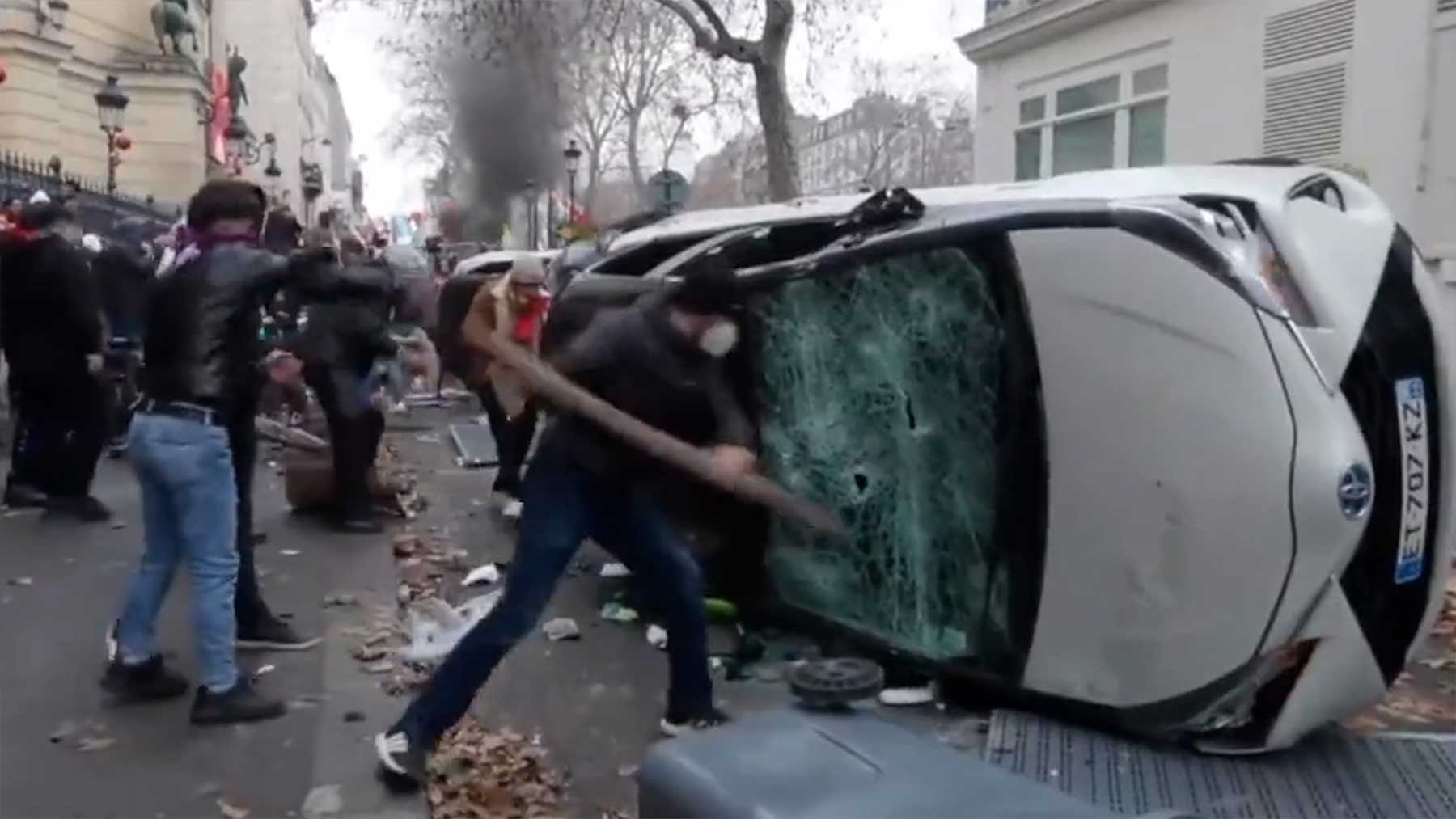 Graves disturbios en Paris tras asesinatos racistas.