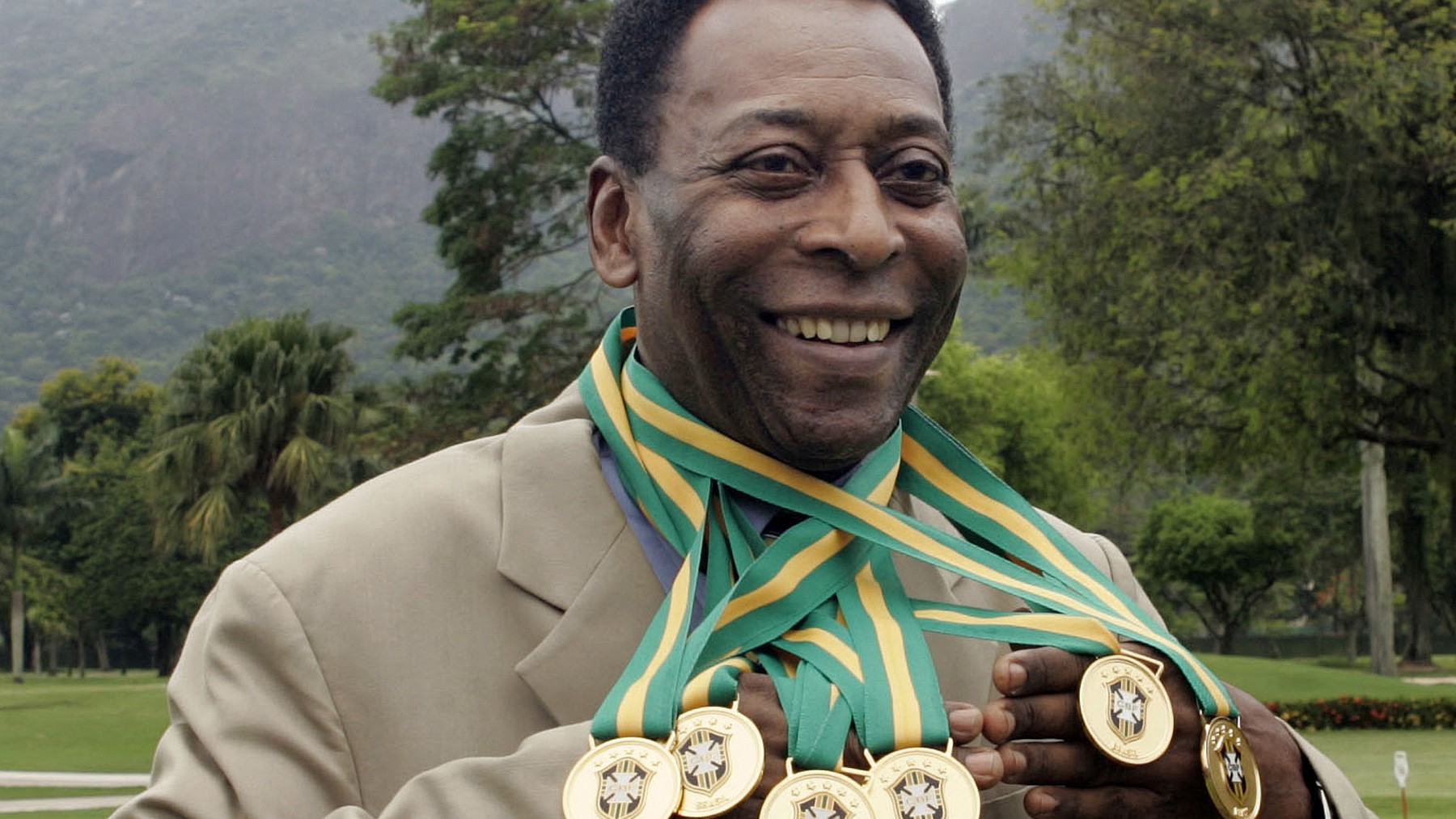 Pelé posa con algunas de sus medallas. (AFP)