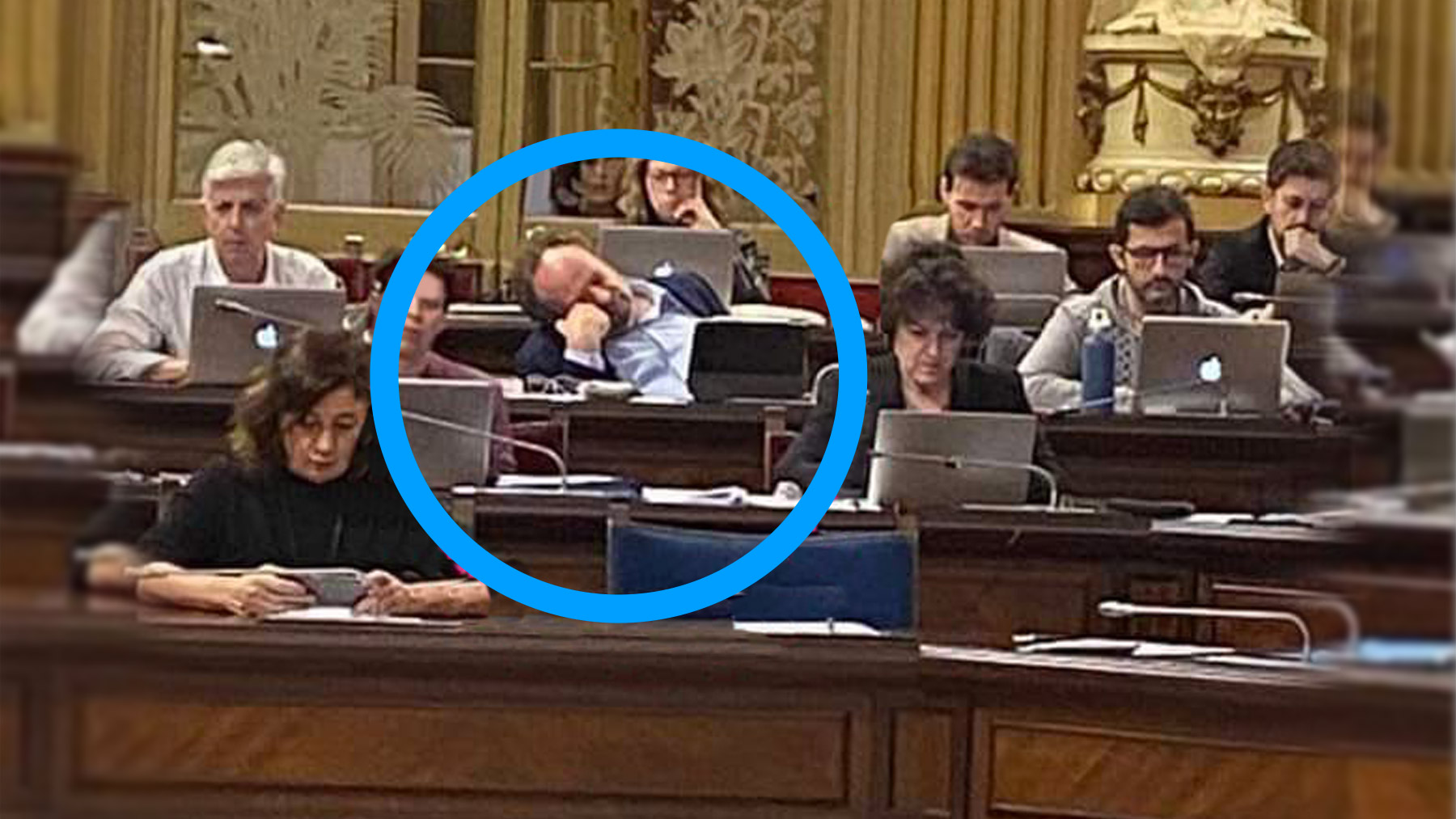 Damià Borrás se echa la siesta en el Parlamento.