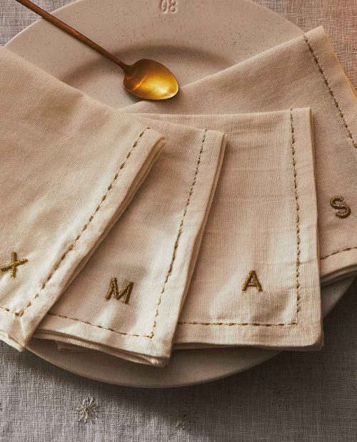 Personaliza tu cena de nochevieja con estas servilletas bordadas de Zara Home que darán un toque especial a la mesa