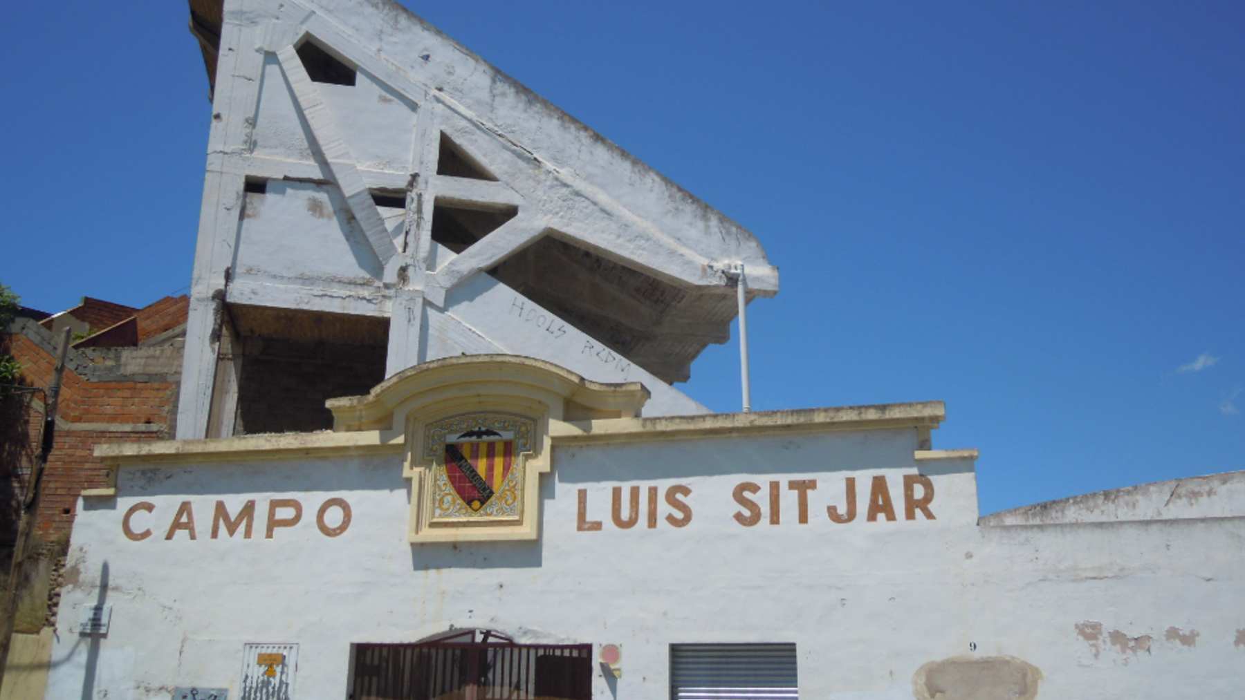 Antigua fachada del estadio Lluís Sitjar.