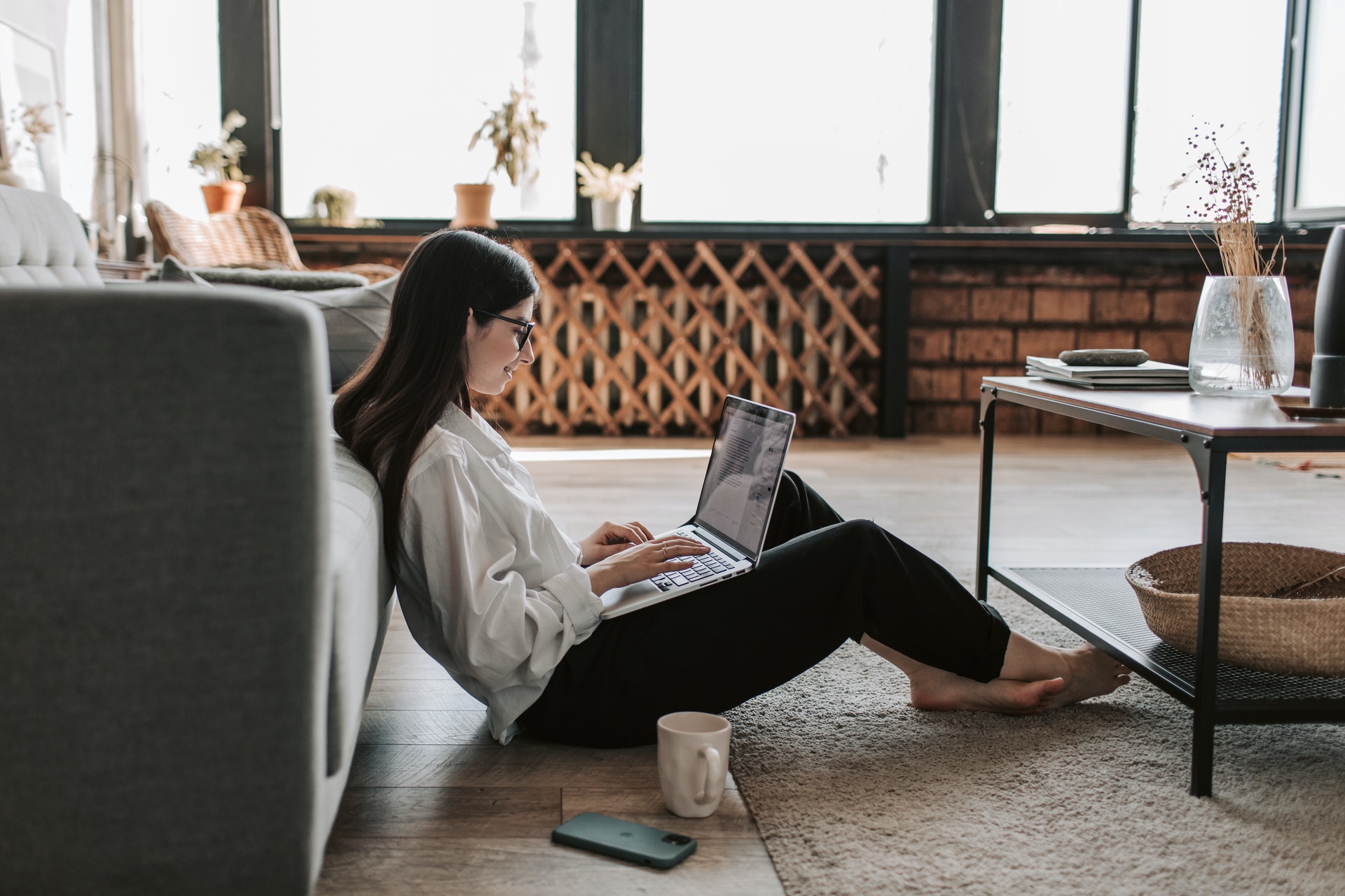 Cómo afecta el teletrabajo a las mujeres: peor salud mental y salario