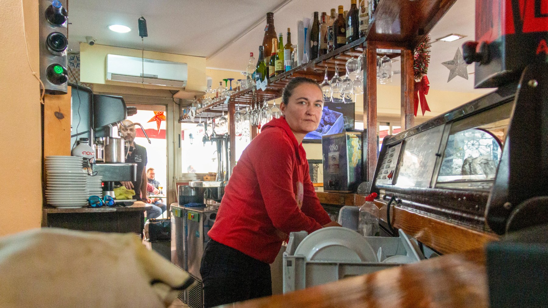 Mirela Stoian, en el bar donde trabaja (EFE).