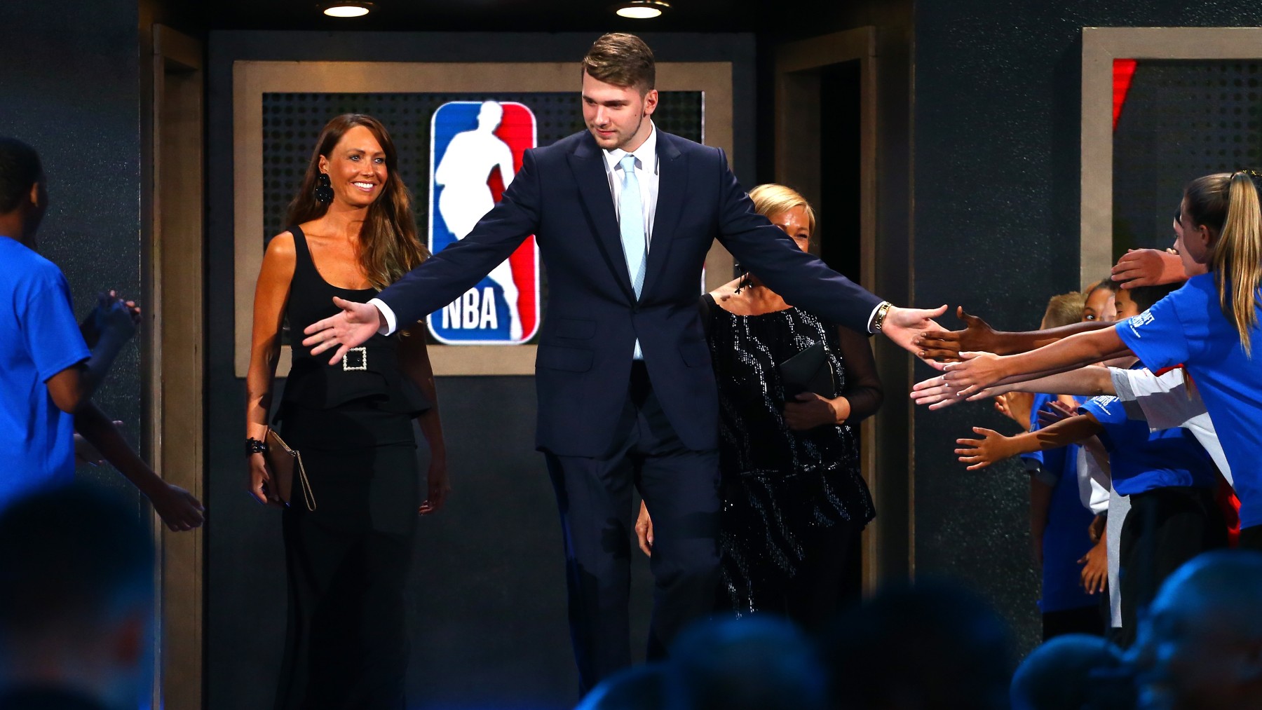 Luka Doncic, junto a su madre tras el Draft de la NBA 2018. (Getty)