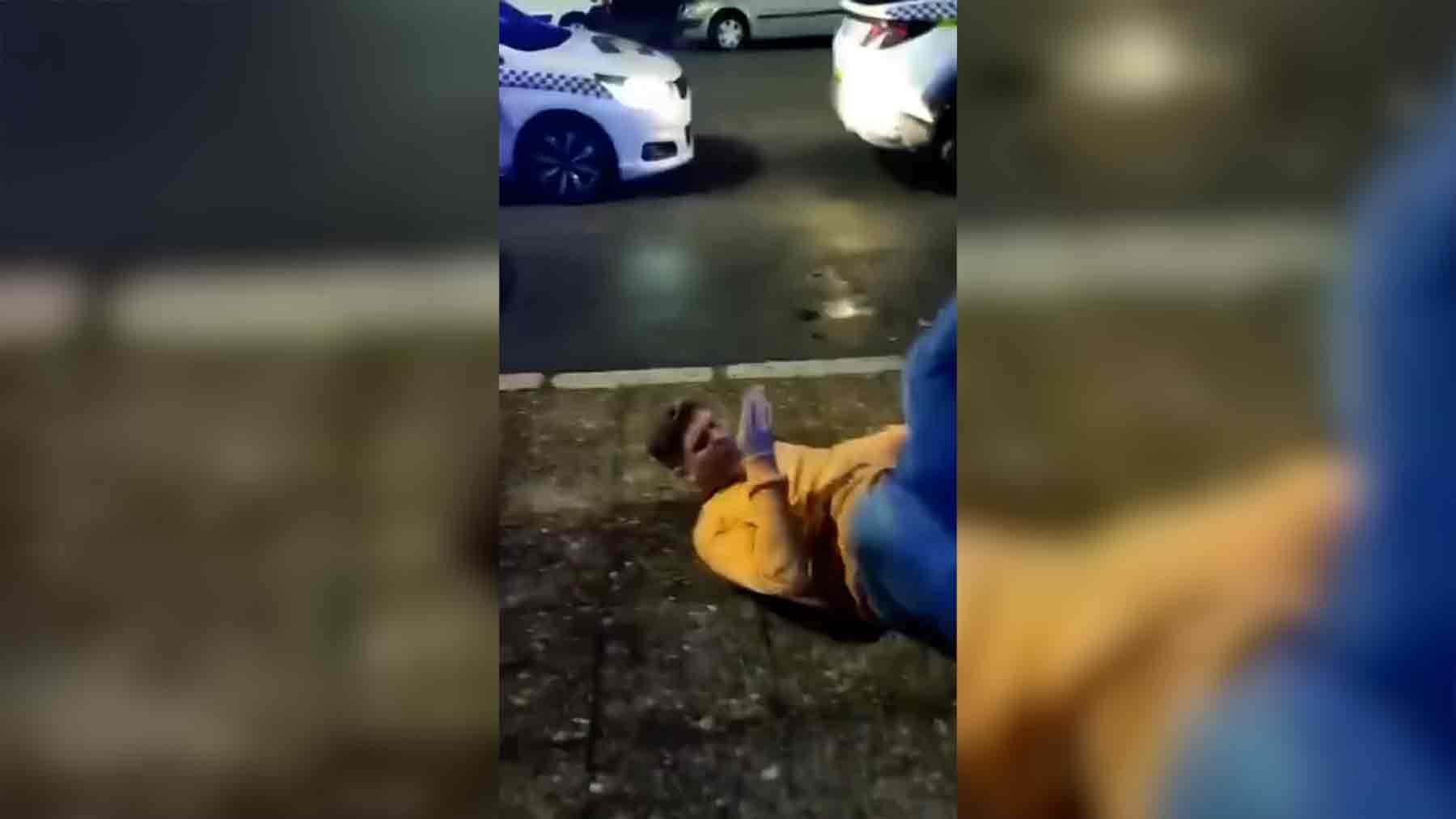 Un policía local de Jerez golpea a un joven con la porra en la cara.