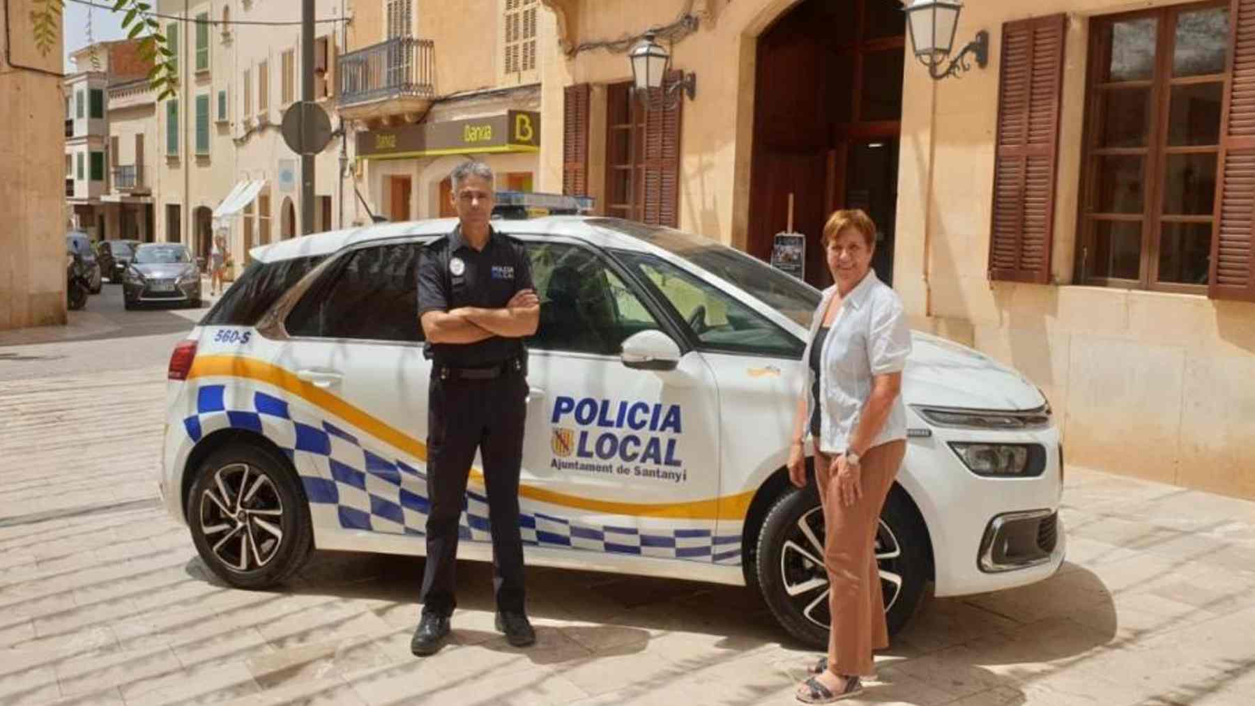 La alcaldesa de Santanyí, María Pons (PP) y un agente de la Policía Local.