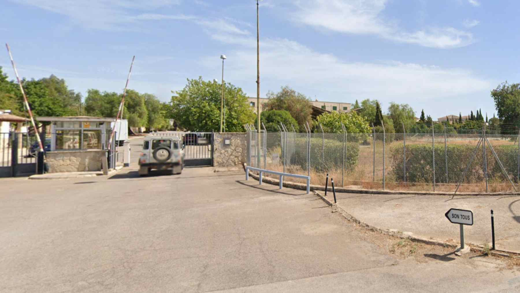 Imagen del antiguo cuartel de Son Tous en Palma habilitado como centro de atención a inmigrantes ilegales.