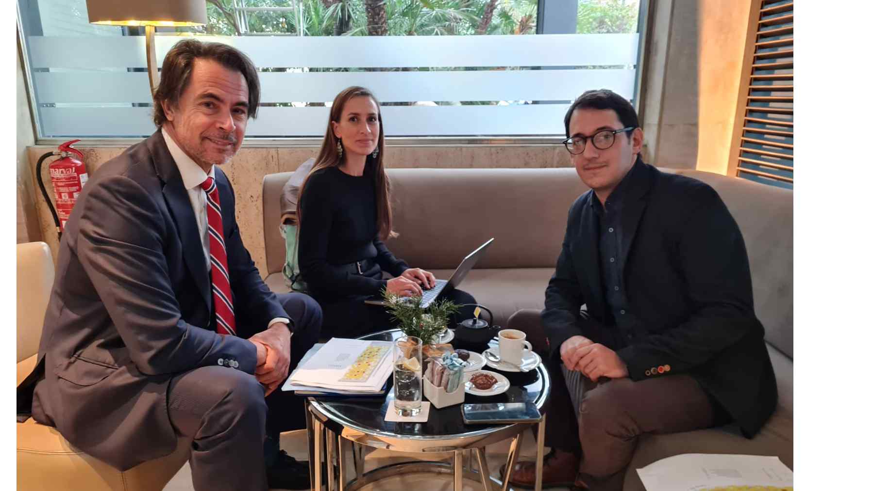 El conseller de Turismo, Iago Negueruela, con el director en España de la patronal de cruceros (CLIA), Alfredo Serrano.
