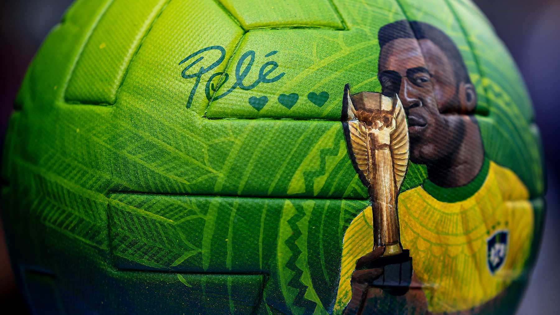 La imagen de Pelé, serigrafiada en un balón. (Getty)