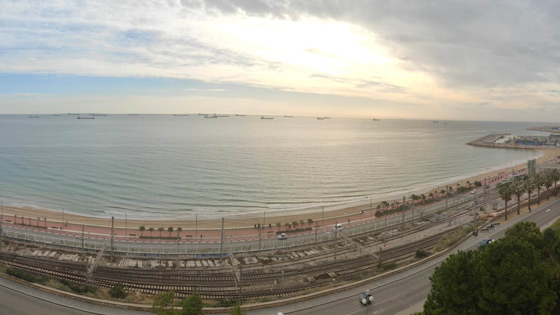 Barcos esperando a poder entrar en el Puerto de Tarragona, en una imagen tomada el jueves.