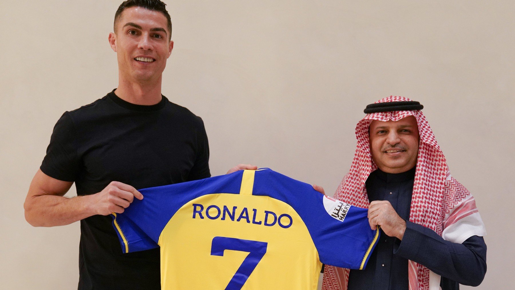 Cristiano Ronaldo posa con la camiseta de su nuevo equipo.