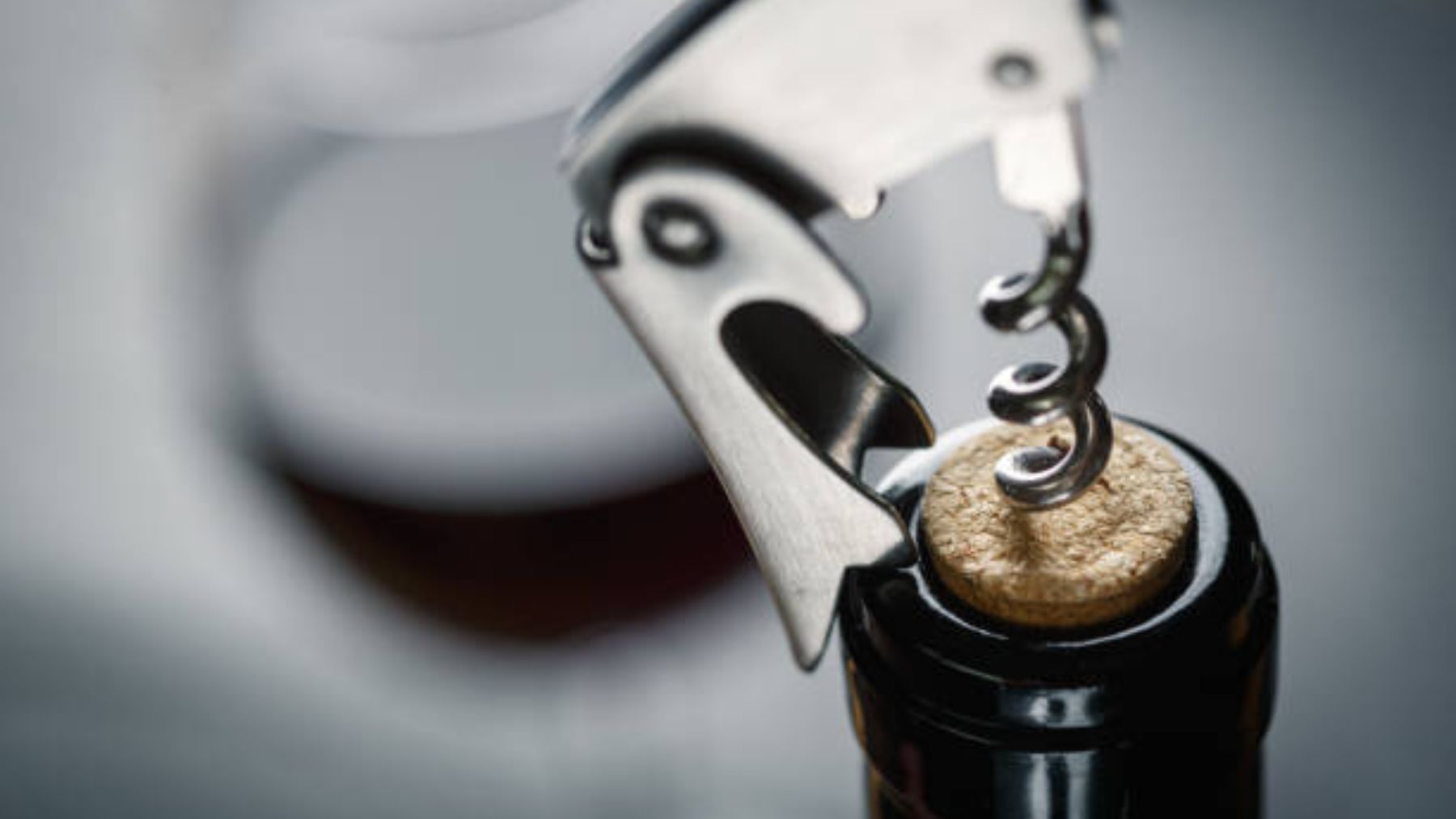 Descubre el truco para abrir botellas de vino que puede ser un peligro