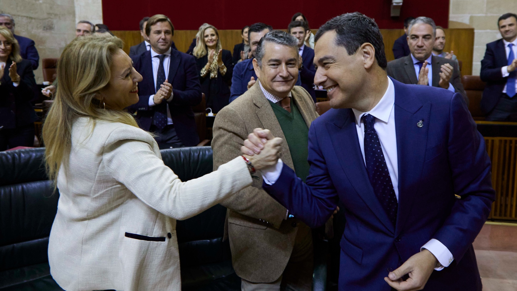 Juanma Moreno felicita a la consejera de Economía y Hacienda tras la aprobación de los presupuestos (EUROPA PRESS).