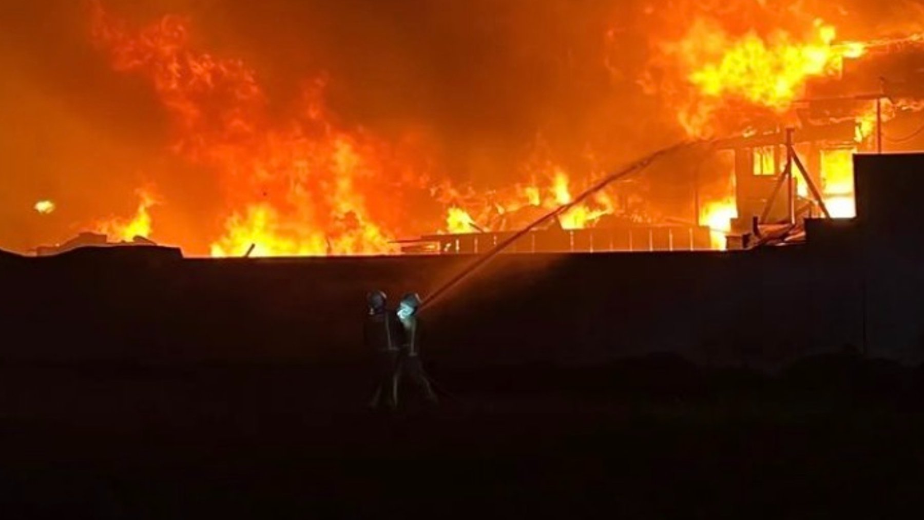 Bomberos de Palma sofocando las llamas en el incendio del camino de la Milana. BOMBERS DE PALMA