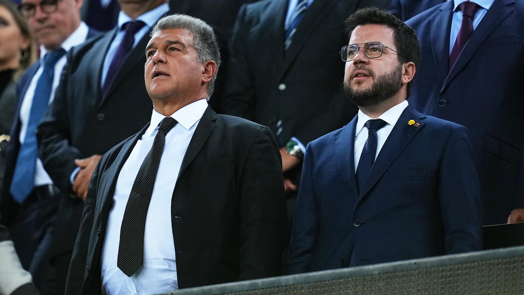 Laporta y Aragonés, en el palco del Camp Nou.