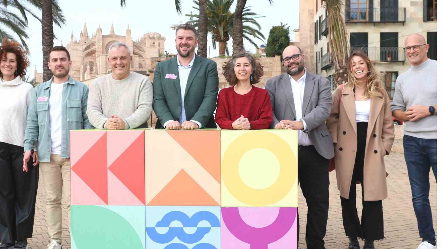 Foto de familia del acto de Més per Mallorca en Palma, con el coordinador general, Lluís Apesteguia, en el centro de la imagen.