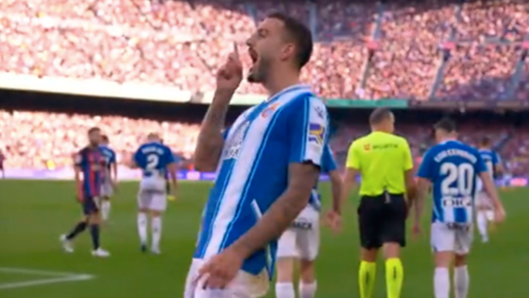 Joselu haciendo el gesto en el Camp Nou