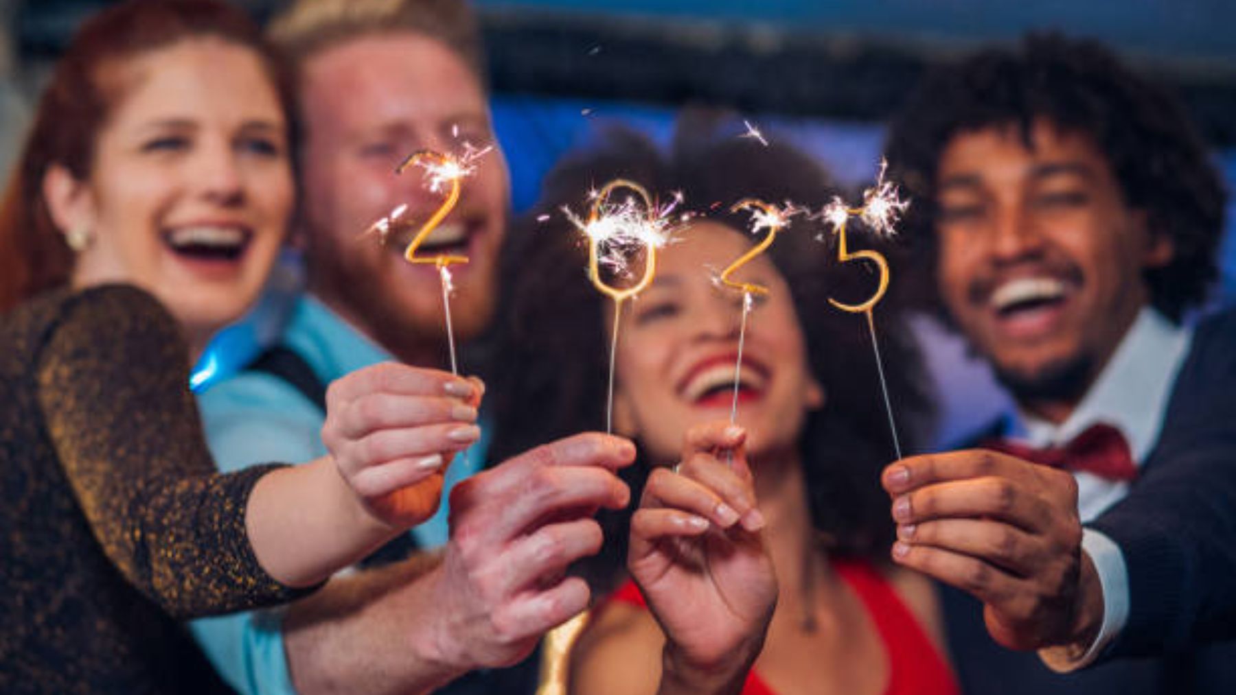 Jóvenes celebrando el 2025.