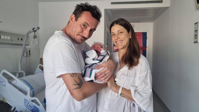 Manuela Miatto y Giacomo Boni, con el pequeño Romeo, el primer bebé nacido en 2023 en Baleares