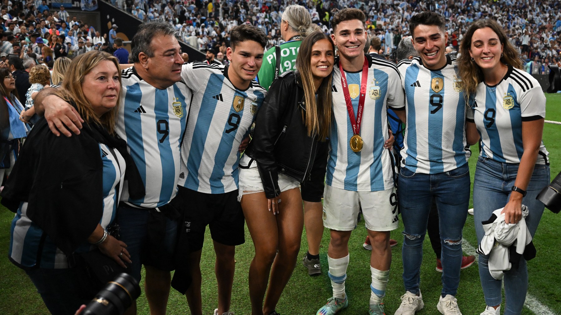 Julian Álvarez, junto a su familia y su novia. (AFP)