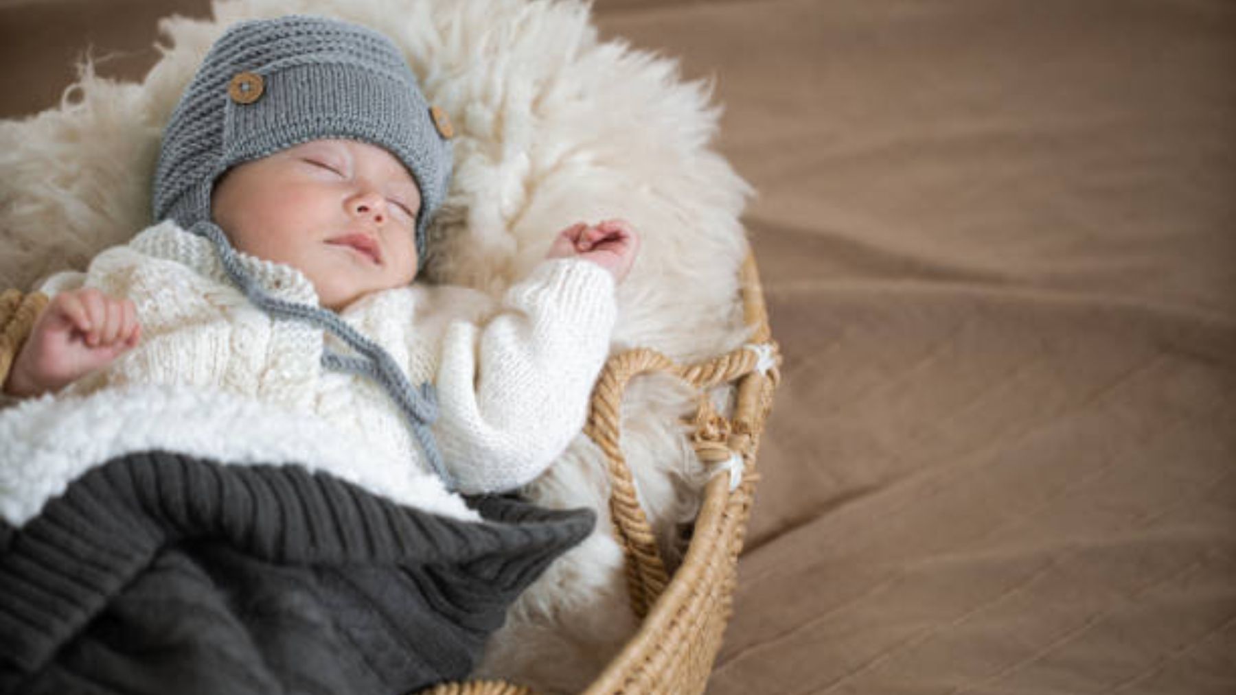 Cómo vestir a un recién nacido en invierno: de paseo, en casa y para dormir