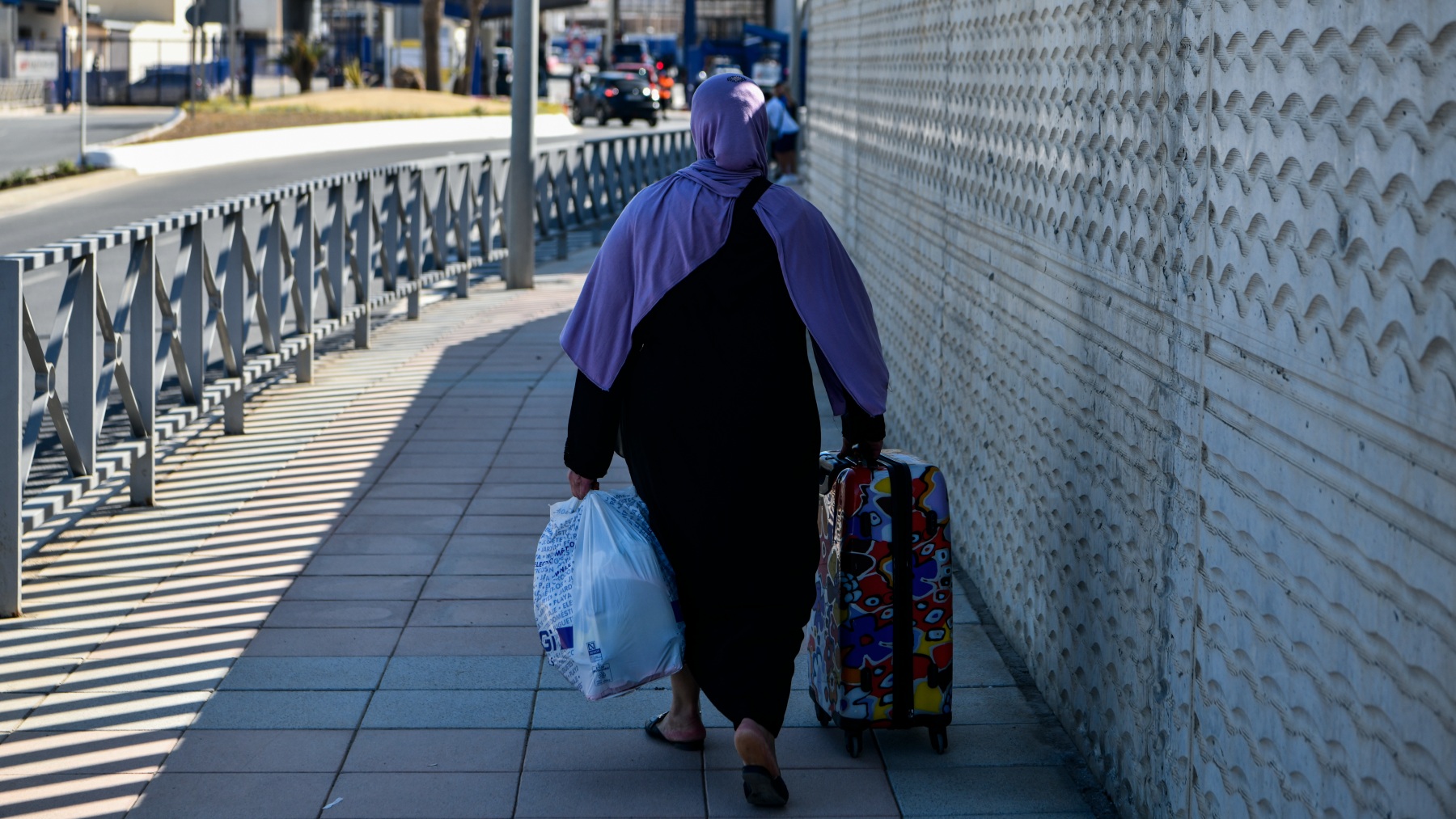 Una mujer cruza la frontera de España y Marruecos en Ceuta (EUROPA PRESS).